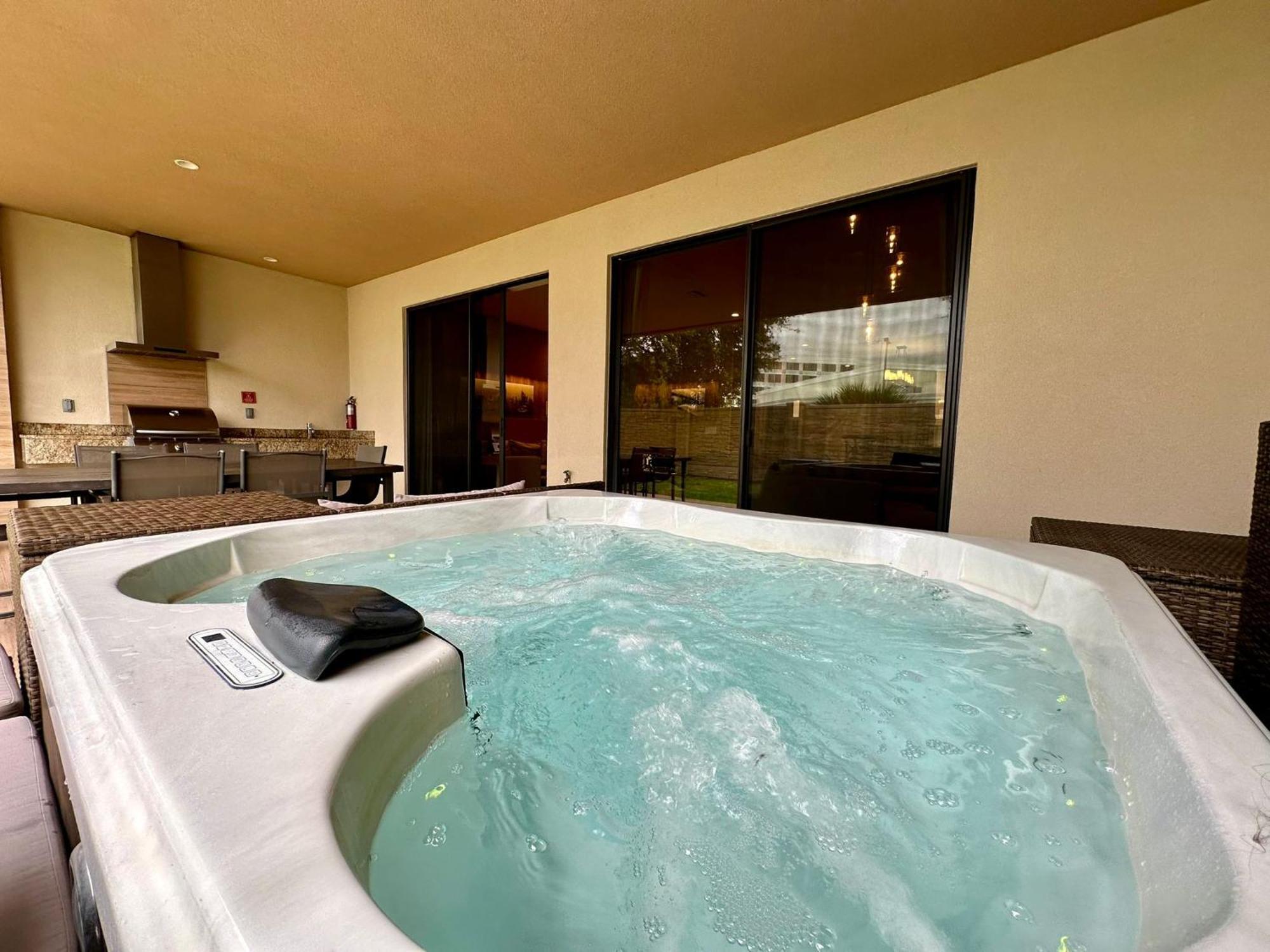 Luxury Home In Orlando With Private Hot Tub - 7 Min From Disney Parks - 3 Bedrooms And 4 Bathrooms! Exterior photo